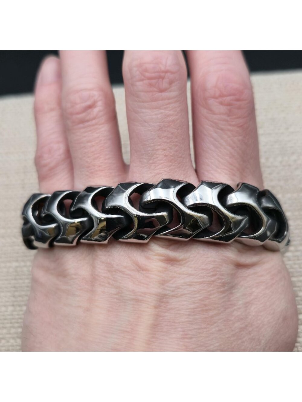 8.5 Inch Stainless Steel Heavy Vertebrae Spine Wave Link Bracelet B1559